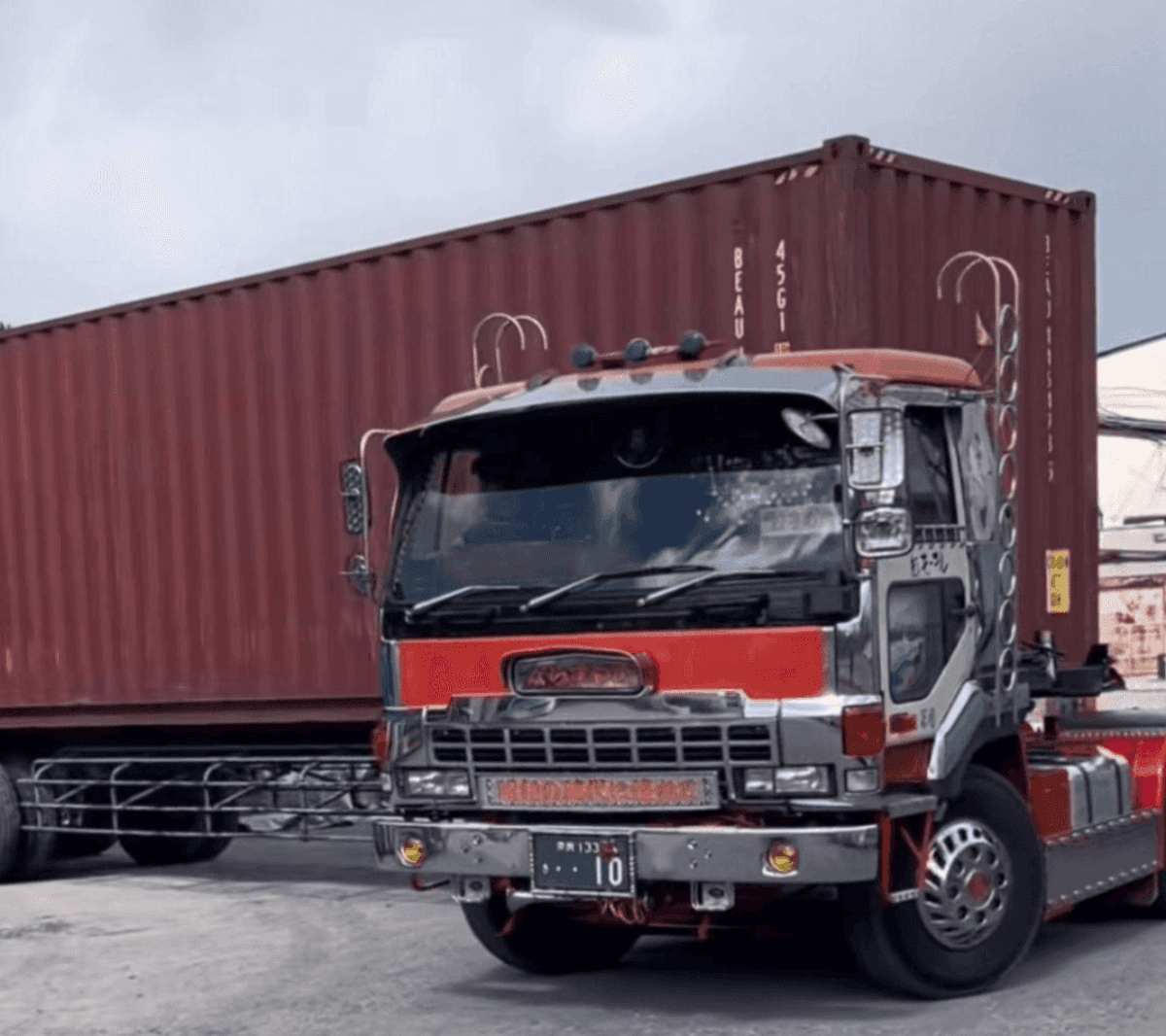 トレーラードライバー／未経験歓迎／資格取得支援あり／高収入求人